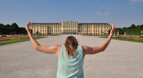 Karin spans Schönbrunn